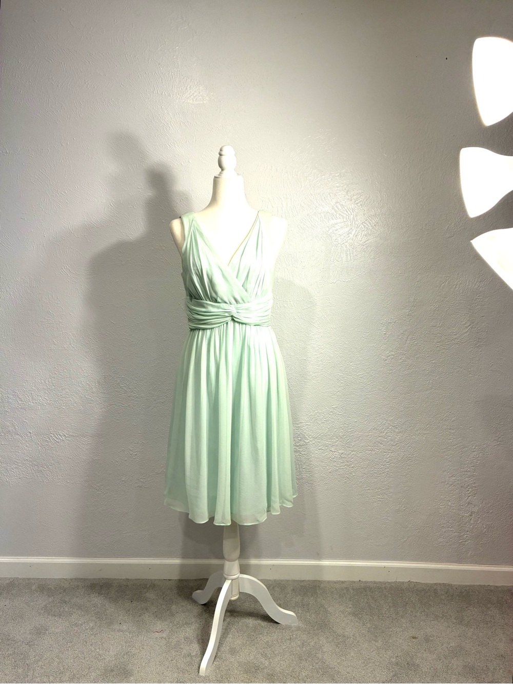 Donna Morgan Sleeveless V-Neck Mint Green Dress, Satin lined, Size 8, Chiffon